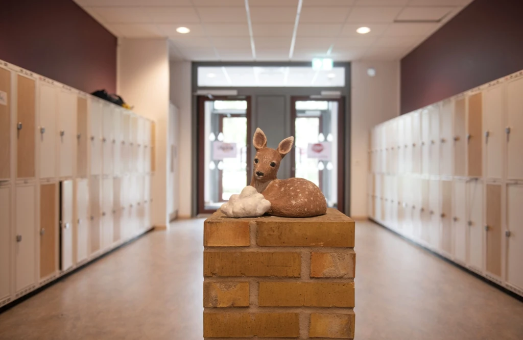 Skulptur av rådjur med ett moln