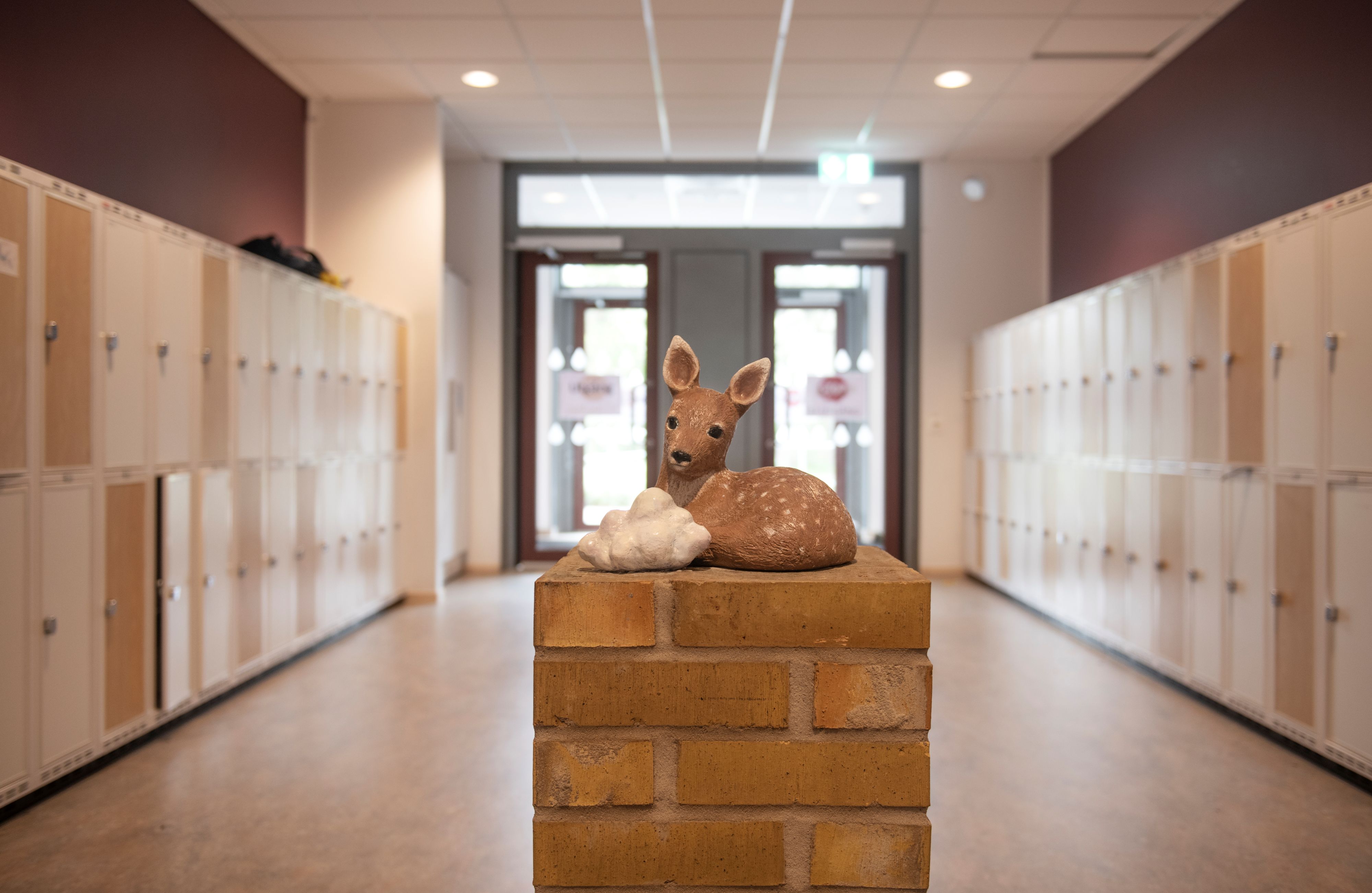 Skulptur av rådjur med ett moln