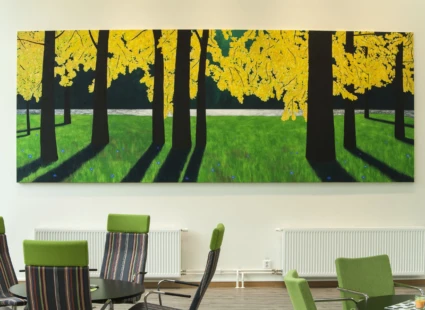 Målning som visar gula löv i solnedgång.