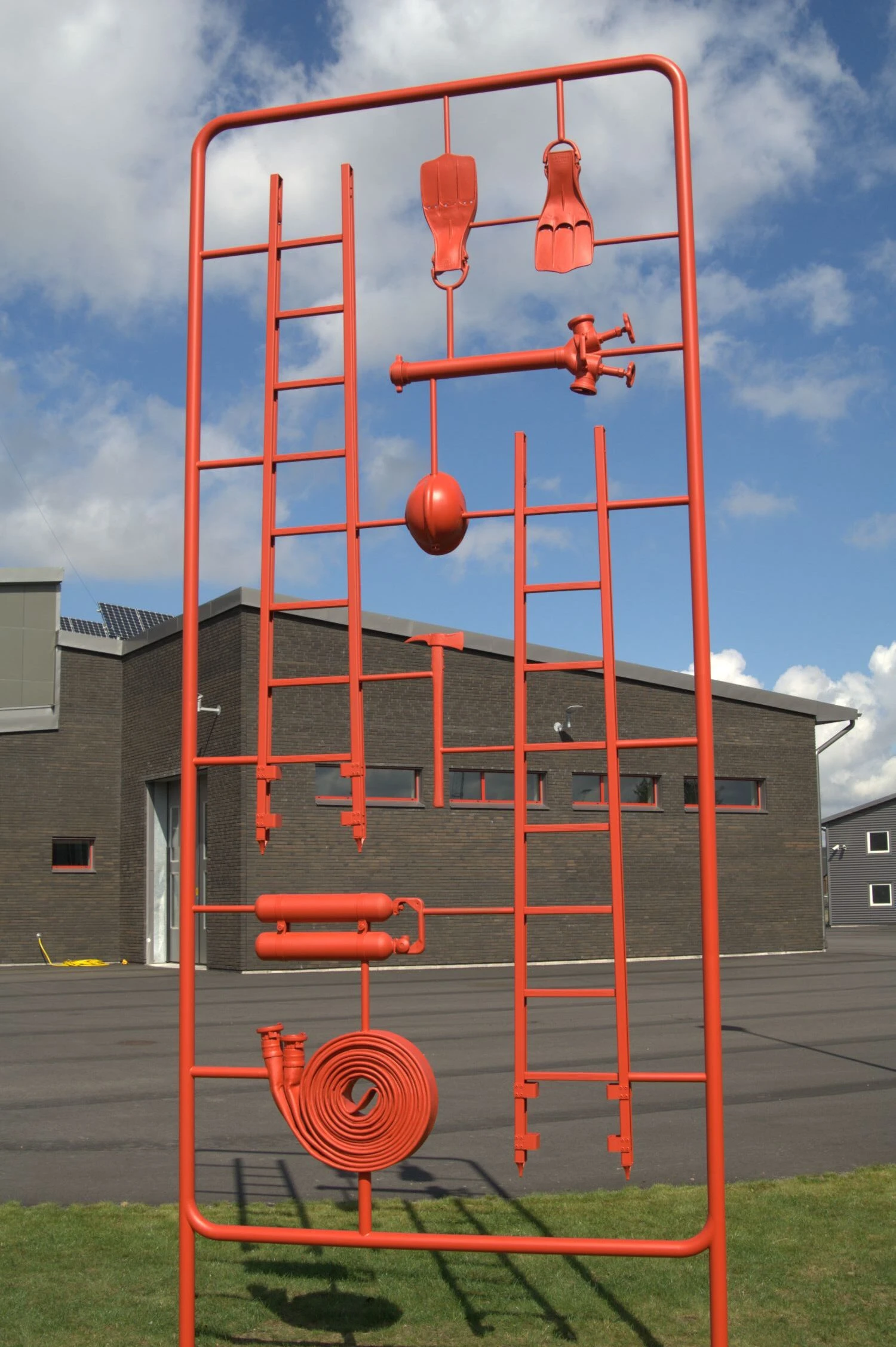 Skulptur som ser ut som en byggsats med brandmansutrustning.