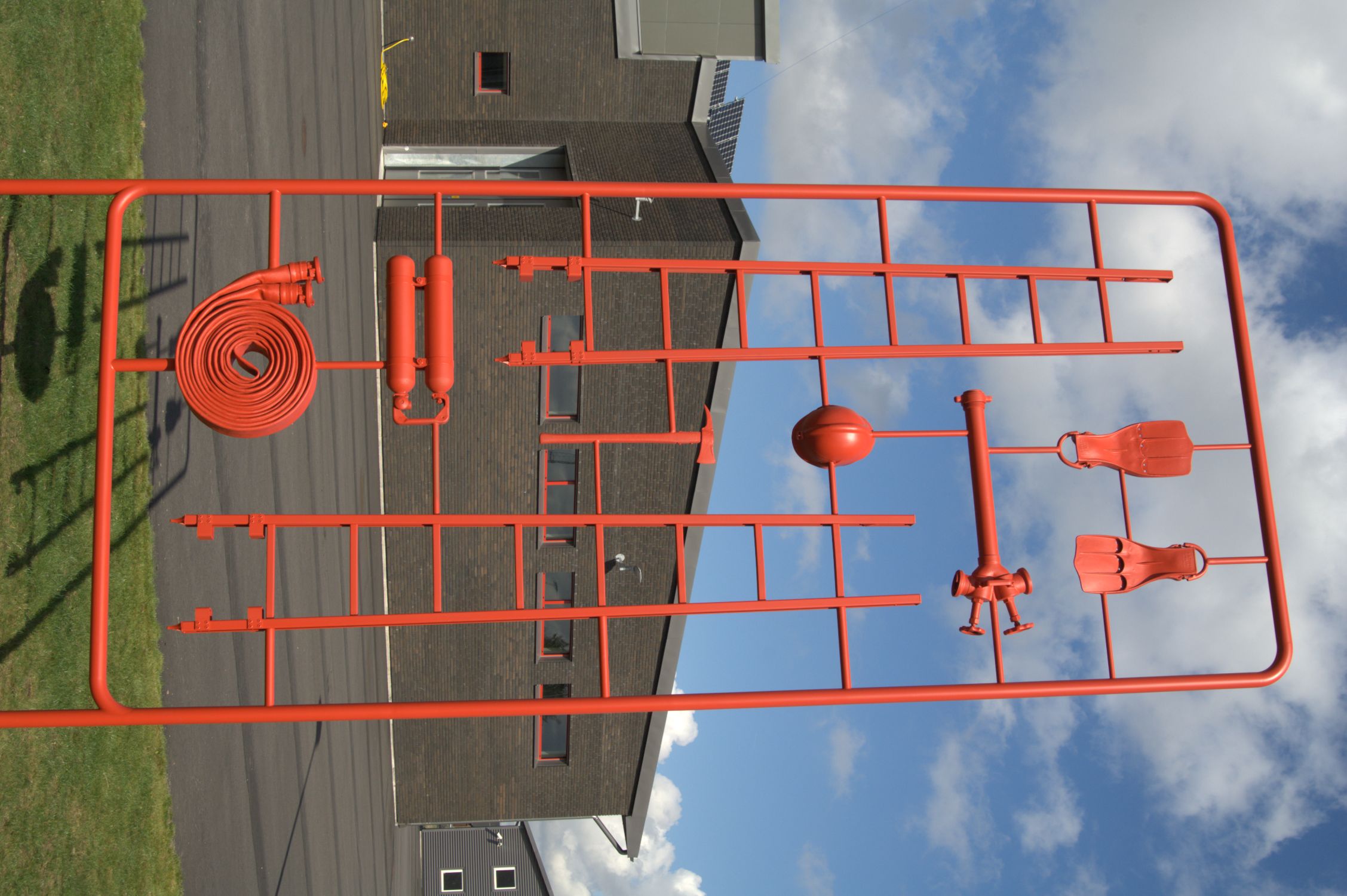 Skulptur som ser ut som en byggsats med brandmansutrustning. 
