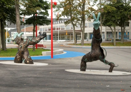 Två skulpturer som gör segergester.