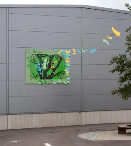 Konstverk på fasad som visar barn som leker i ett träd.