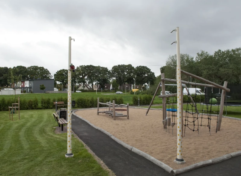 Konstverk utomhus med en papegoja som går på lina. 