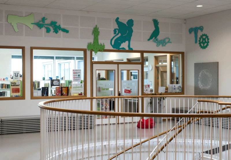 Konstverk på vägg föreställande siluetter av olika typer av föremål 