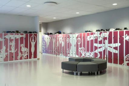 Konstverk på elevskåp föreställande olika typer av föremål