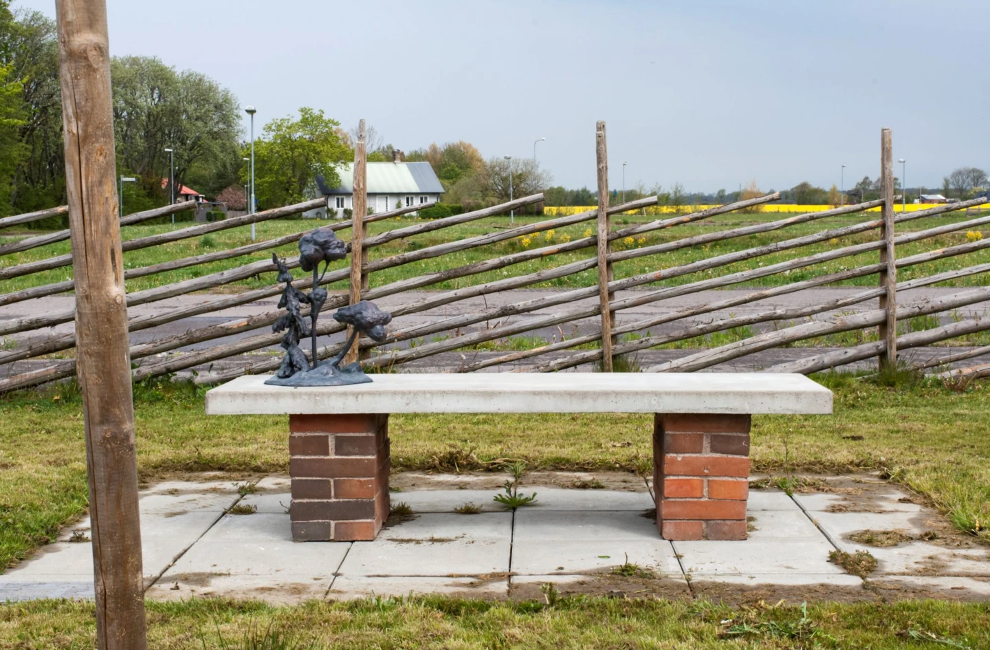 Bänk med skulptur av träd på.