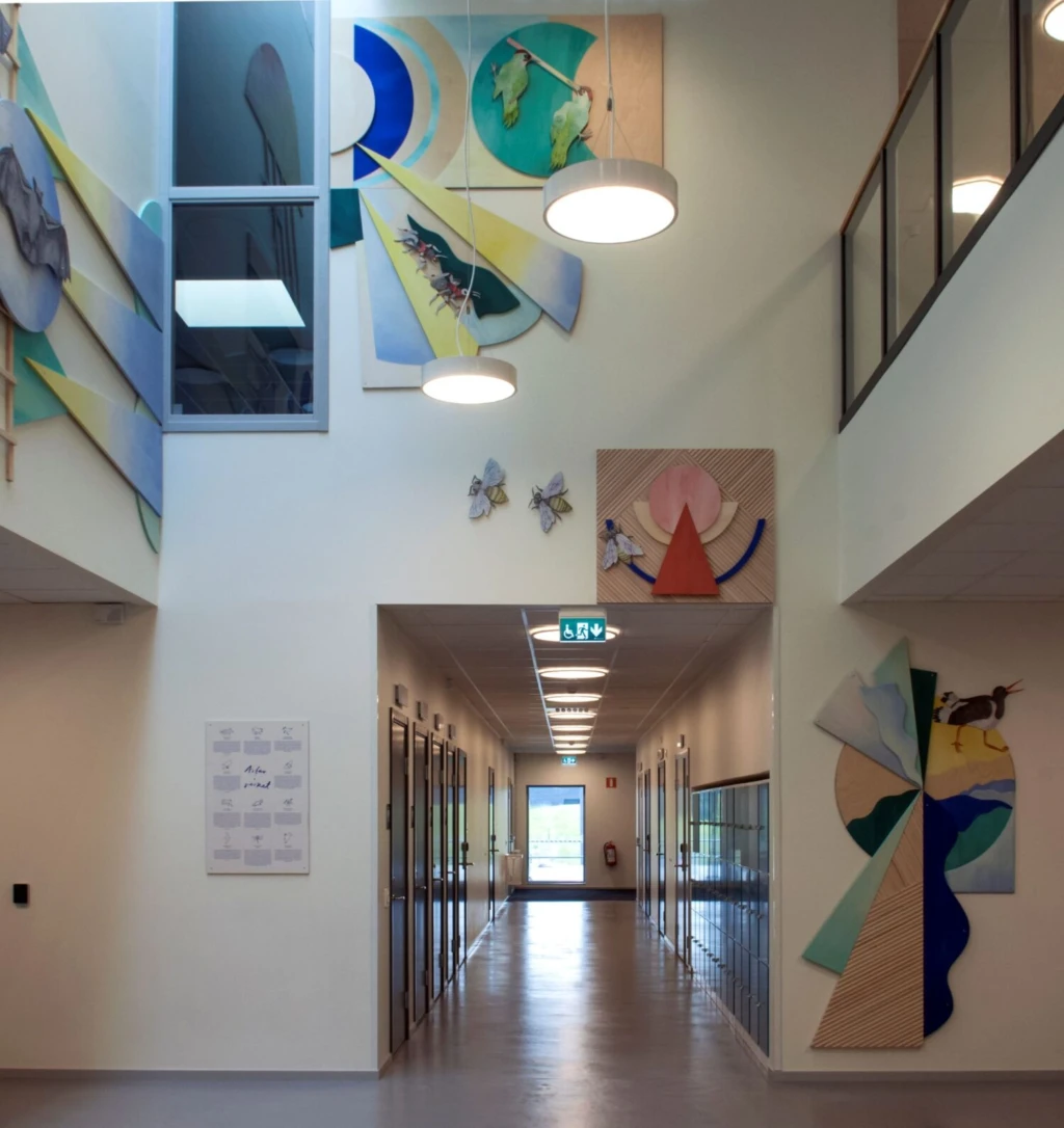 Väggar med konstnärlig gestaltning av former och djur