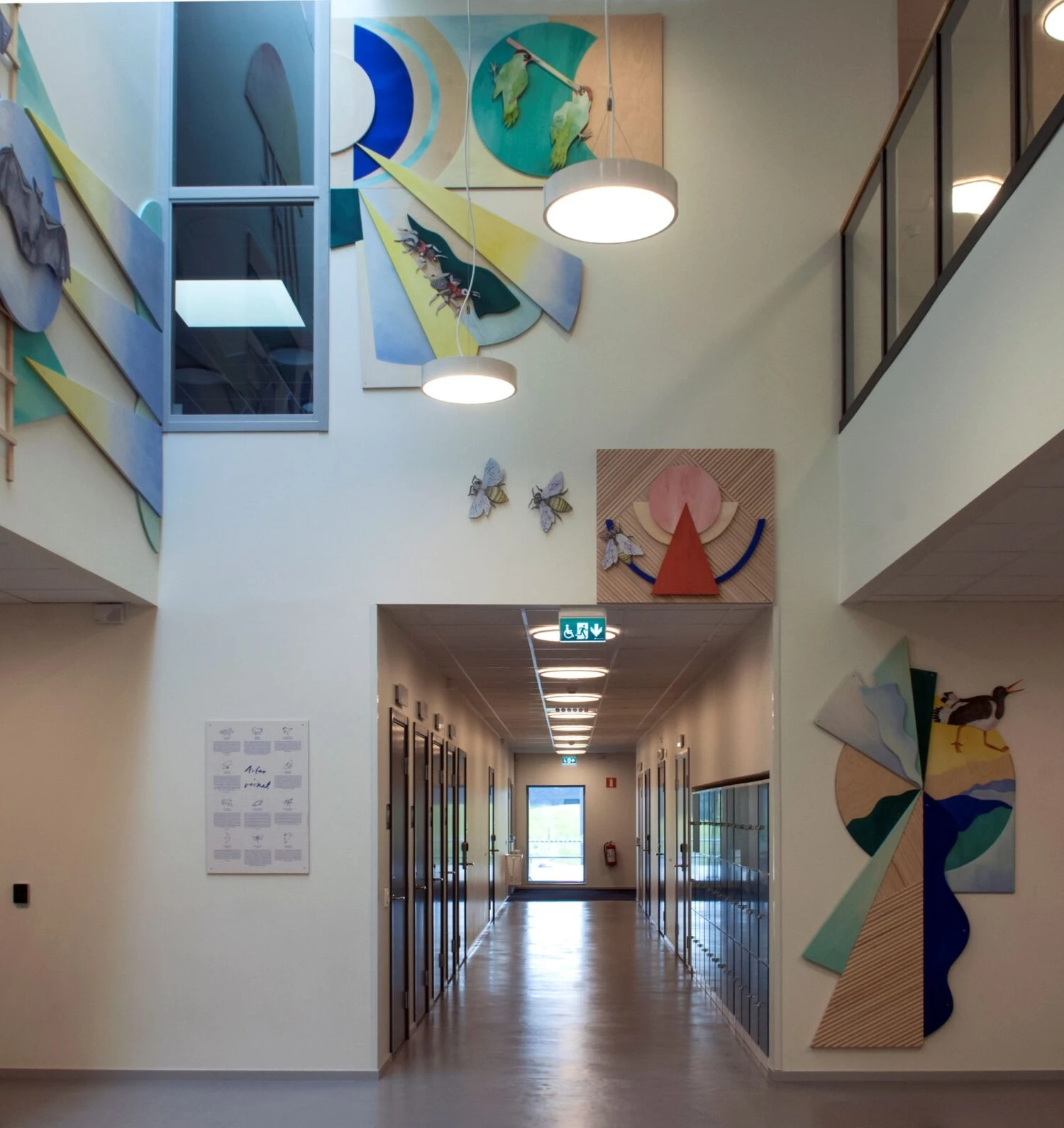 Väggar med konstnärlig gestaltning av former och djur