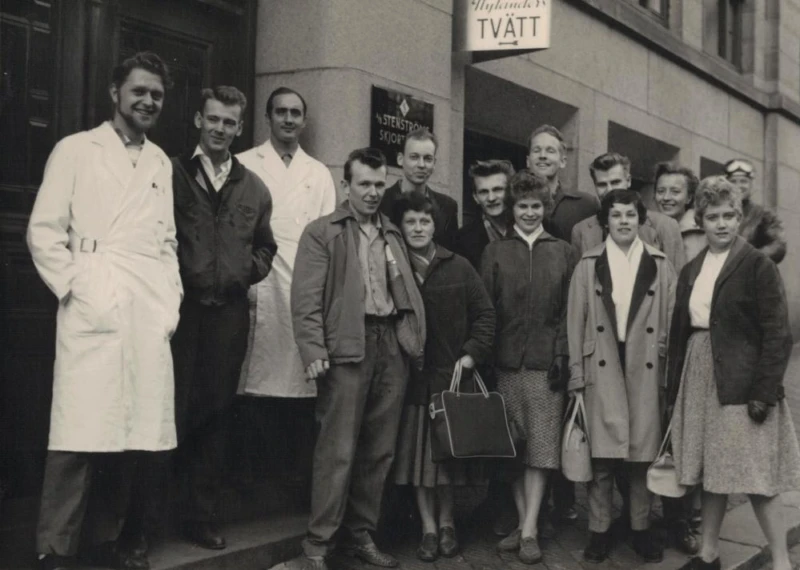 Personalen på Svenska TV-bolaget utanför fabriken på Springpostgränd. 