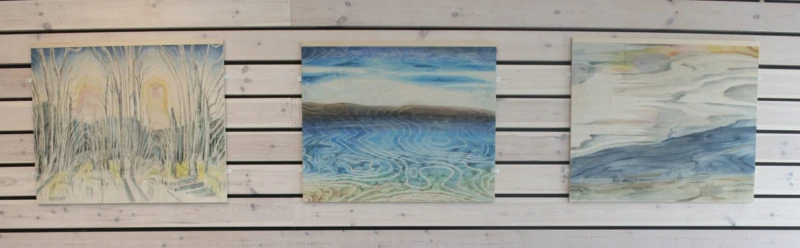 Tee trätavlor som föreställer natur. 