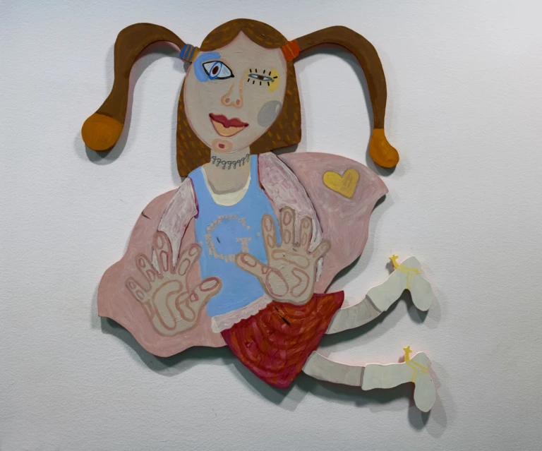 Konstverk på vägg som visar en flygande flicka