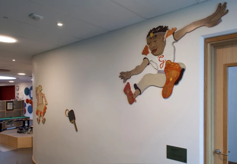 Konstverk på vägg som visar en flygande pojke