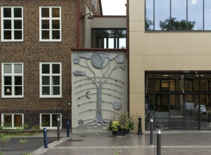 Konstverk på vägg i form av ett stiliserat Livets träd.