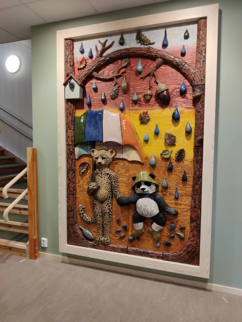 Konstverk med en panda och en räv som håller ett paraply