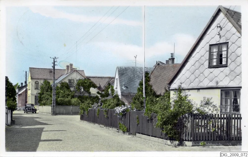 Långgatan på Råå omkring 1955. Ett exempel på vykort producerat av Almquist & Cöster AB. (Förlag: Wennerstedts Bokhandel, Råå). Helsingborgs museum.