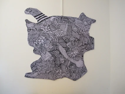 Konstverk på vägg som ser ut som en abstrakt kartbild av Skåne.