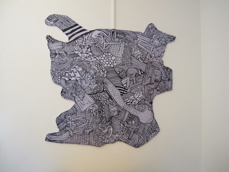 Konstverk på vägg som ser ut som en abstrakt kartbild av Skåne.
