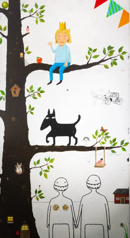 Väggmålning med träd, barn, djur mm.