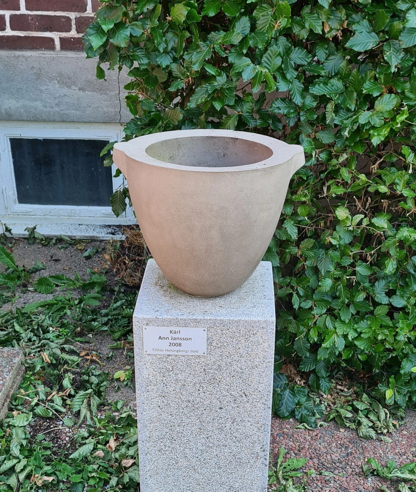 Konstverk i form av ett keramikkärl.