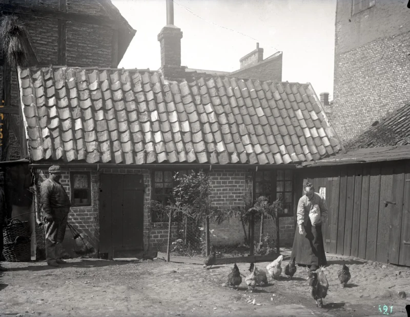 Gårdsinteriör på Fågelsångsgatan 7, 1908. Fotograf: Alfred B. Nilson.
