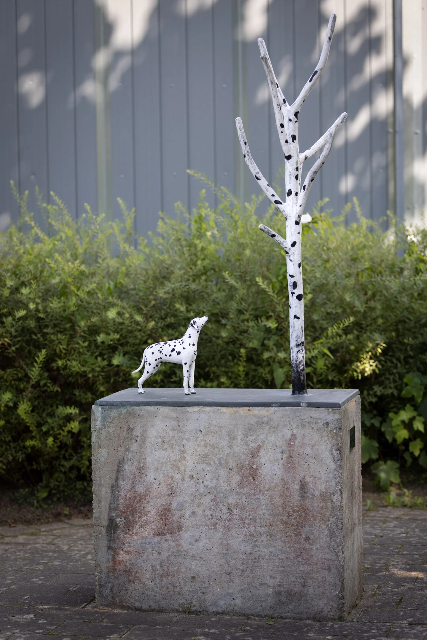 Konstverk i form av dalmatiner som tittar på en björk.