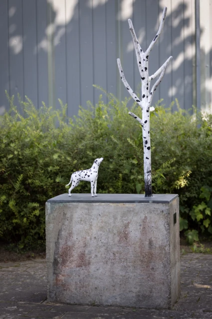 Konstverk i form av dalmatiner som tittar på en björk.