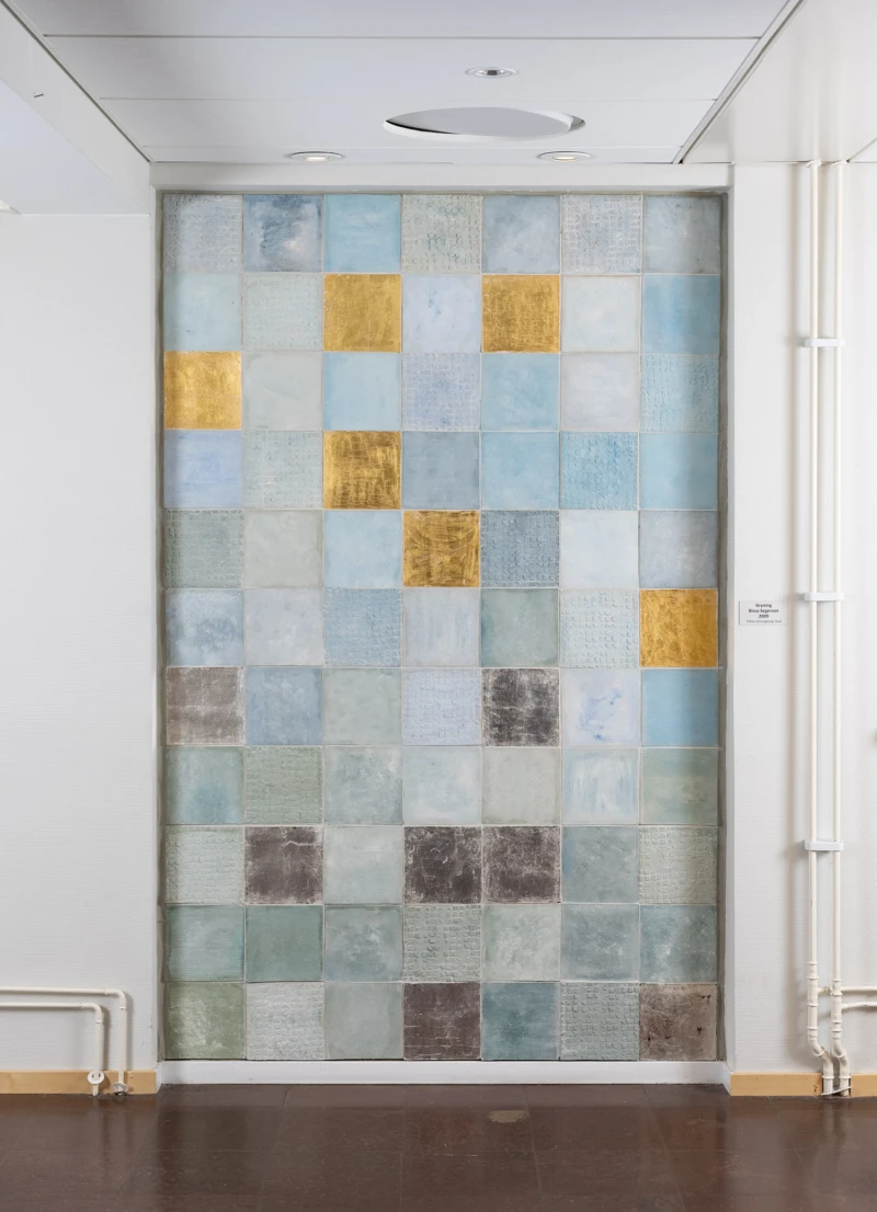 Keramikkonstverk i form av en stiliserad gryning i keramikplattor. 