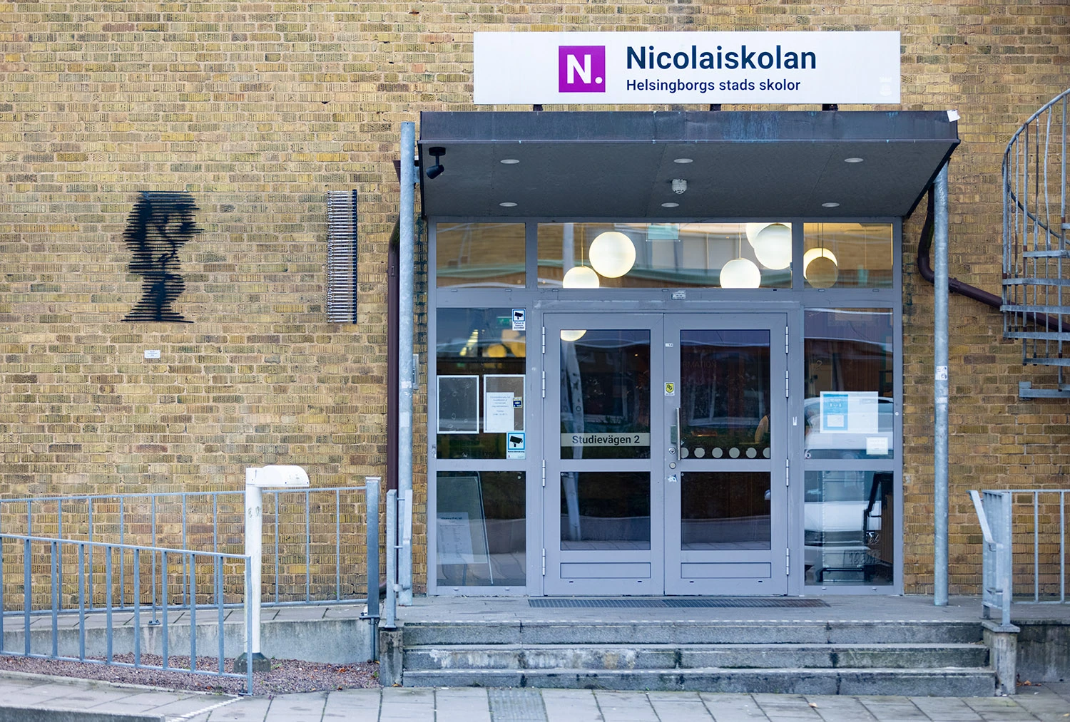 Konstverk uppbyggt av wires som bildar bilden av två personer som kysser varann.