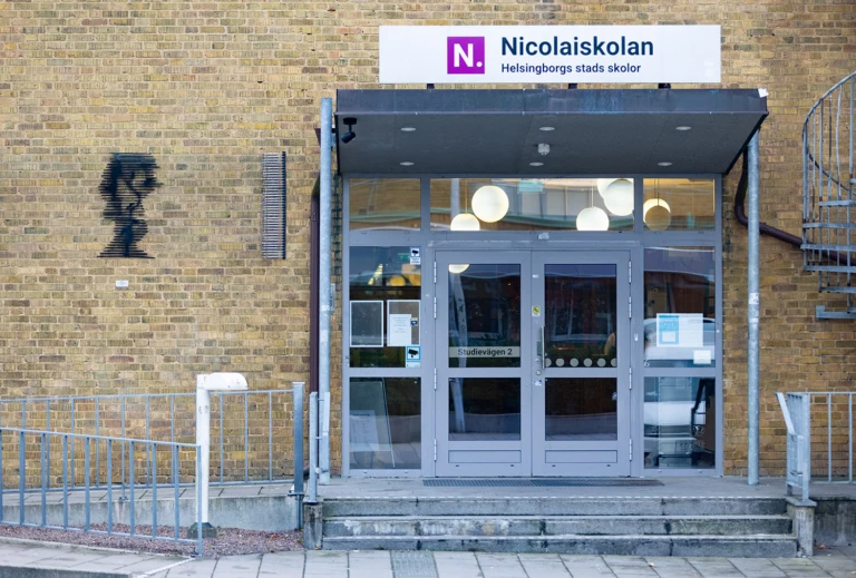 Konstverk uppbyggt av wires som bildar bilden av två personer som kysser varann.