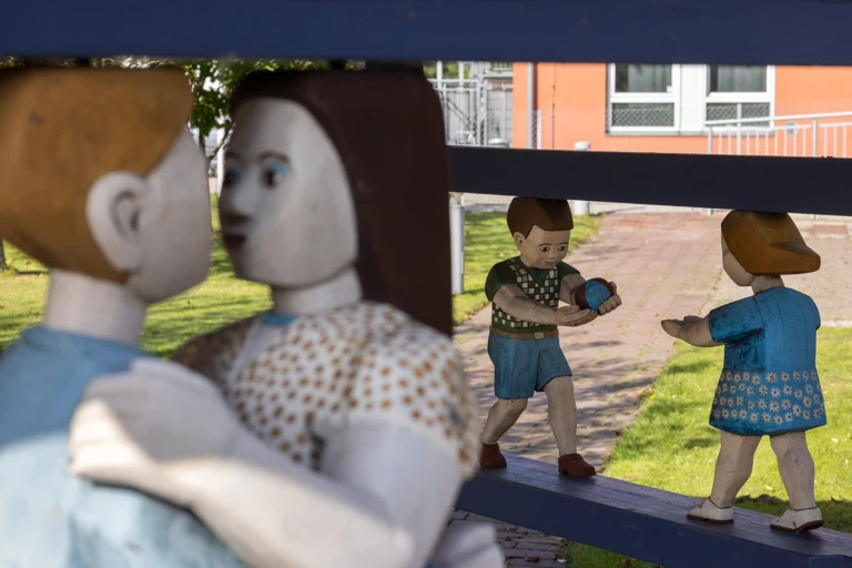 Konstverk i form av ett lusthus med figurer som speglar livets olika åldrar.