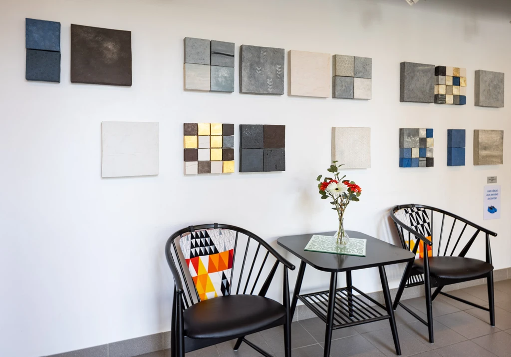 Konstverk i form av keramikreliefer på vägg.