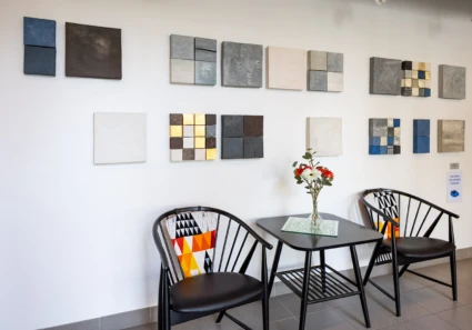 Konstverk i form av keramikreliefer på vägg.