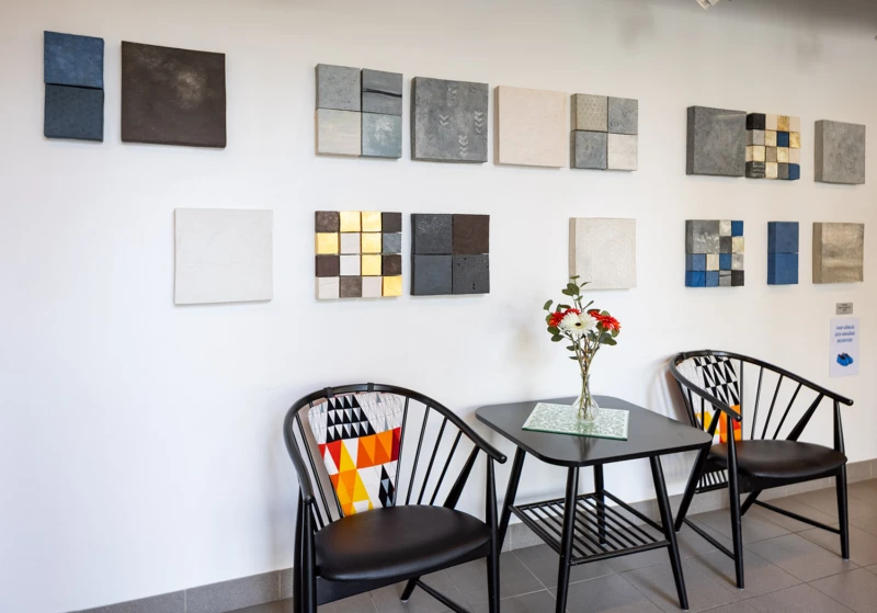 Konstverk i form av keramikreliefer på vägg. 