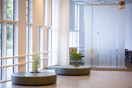 Konstverk i form av glaspanel som ser ut som fruset vatten.