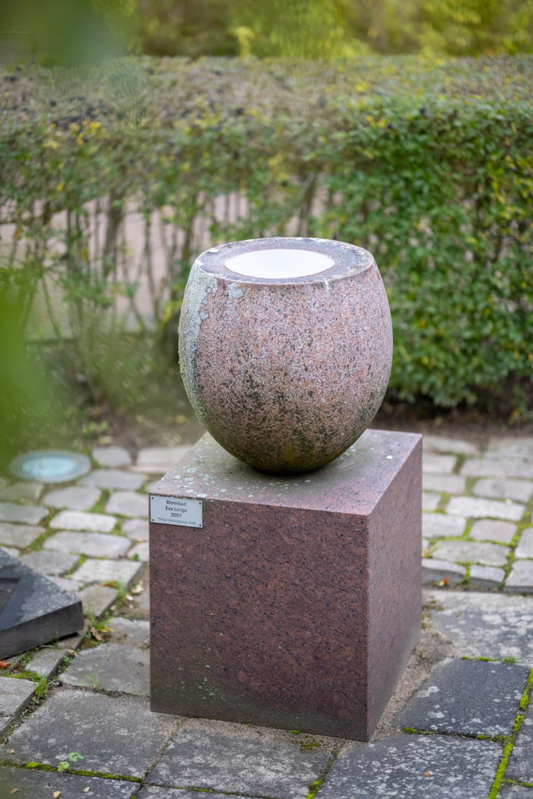 Skulptur i form av en kub och en rundad form.