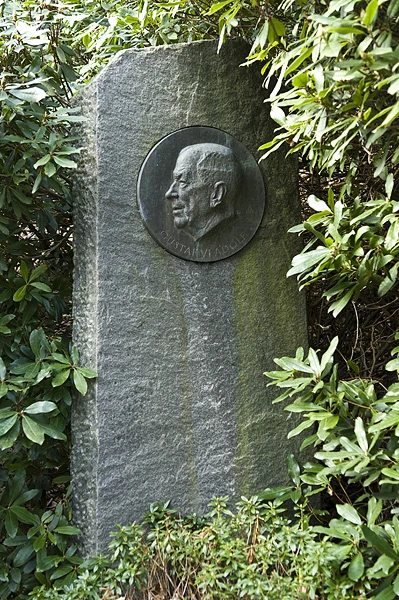 Sten med plakett på.