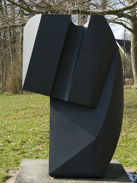 Abstrakt skulptur i svart sten. 