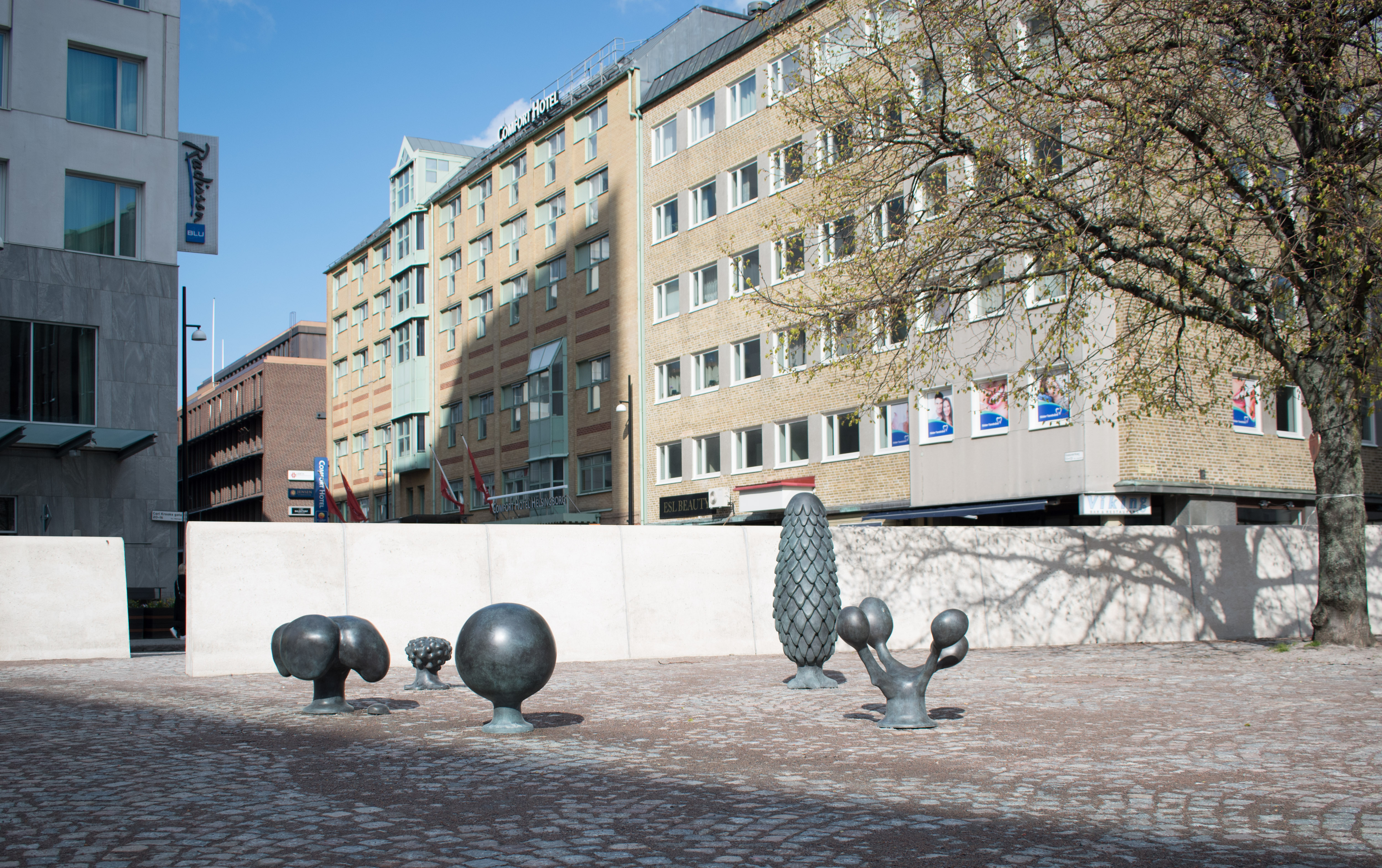 Fem skulpturer i brons föreställande fantasifullt formade träd. 