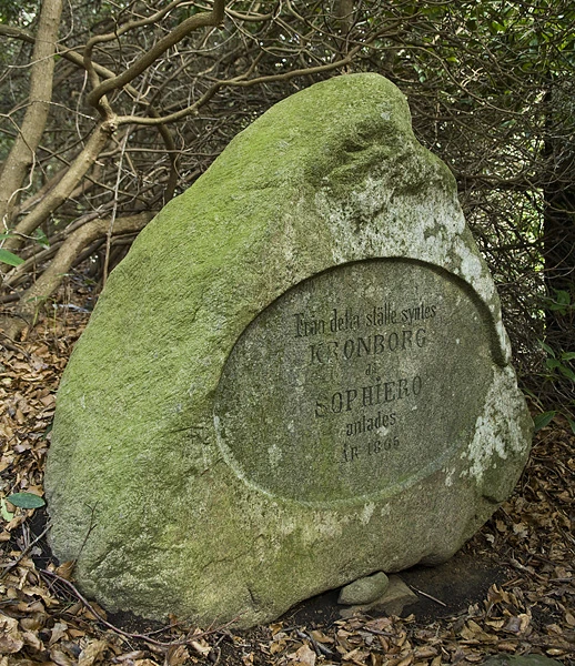 Minnessten med inskription. 