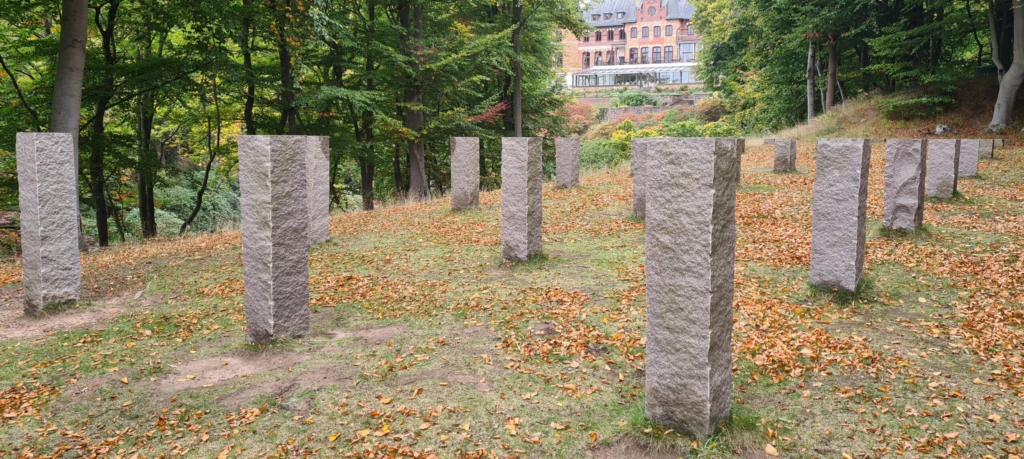 Stenpelare som är exakt lika höga trots den ojämna terrängen.