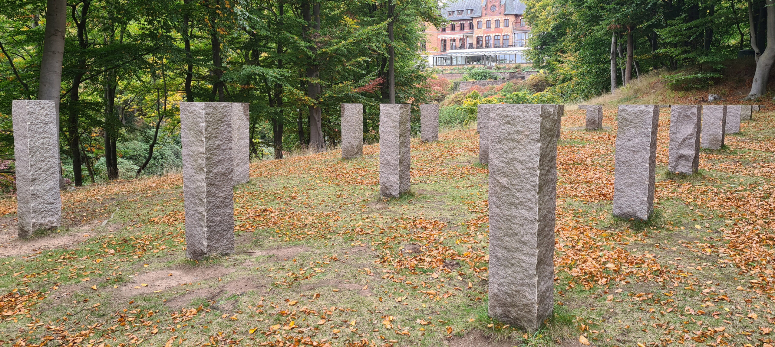 Stenpelare som är exakt lika höga trots den ojämna terrängen.