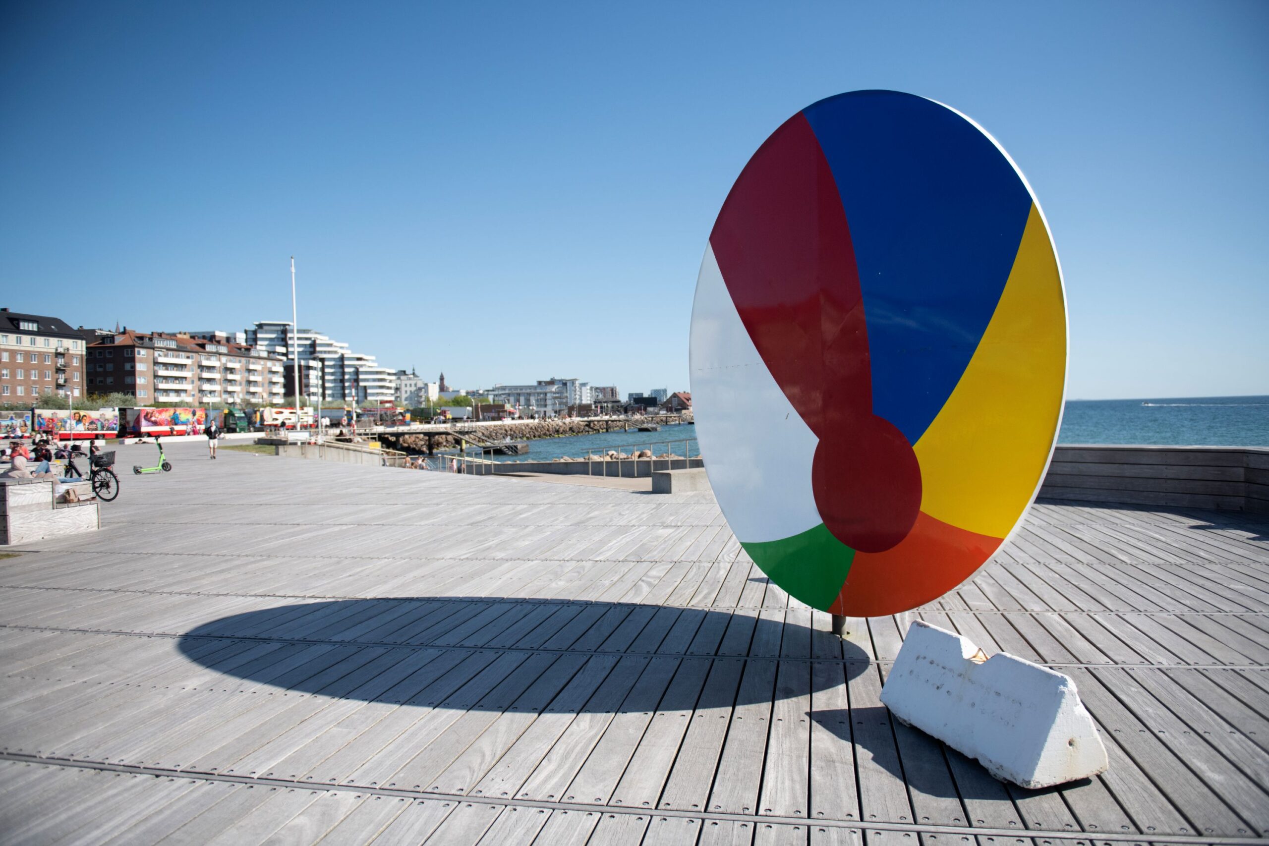 Skulptur i form av en nästan platt badboll.