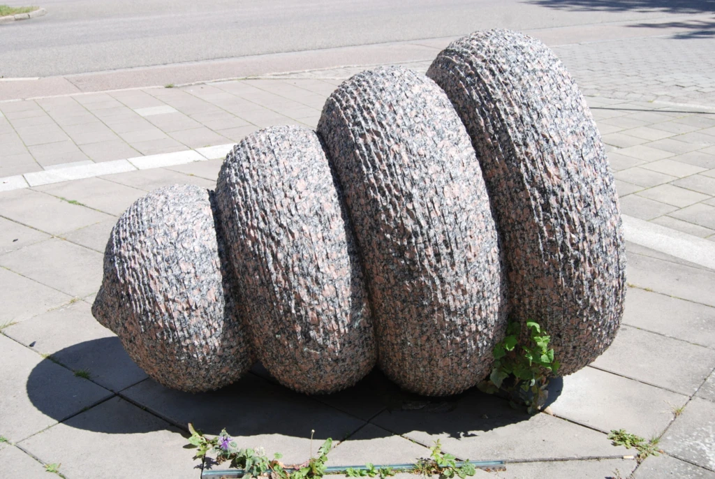 Skulptur i form av en stiliserad amfora.