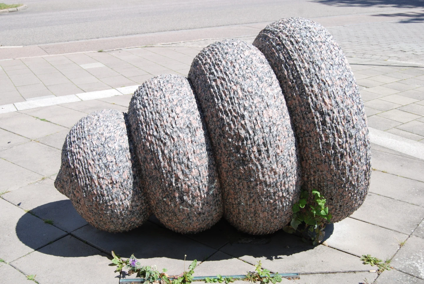 Skulptur i form av en stiliserad amfora.