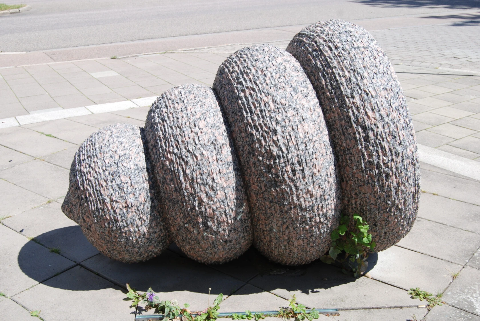 Skulptur i form av en stiliserad amfora.