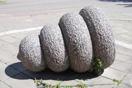 Skulptur i form av en stiliserad amfora.