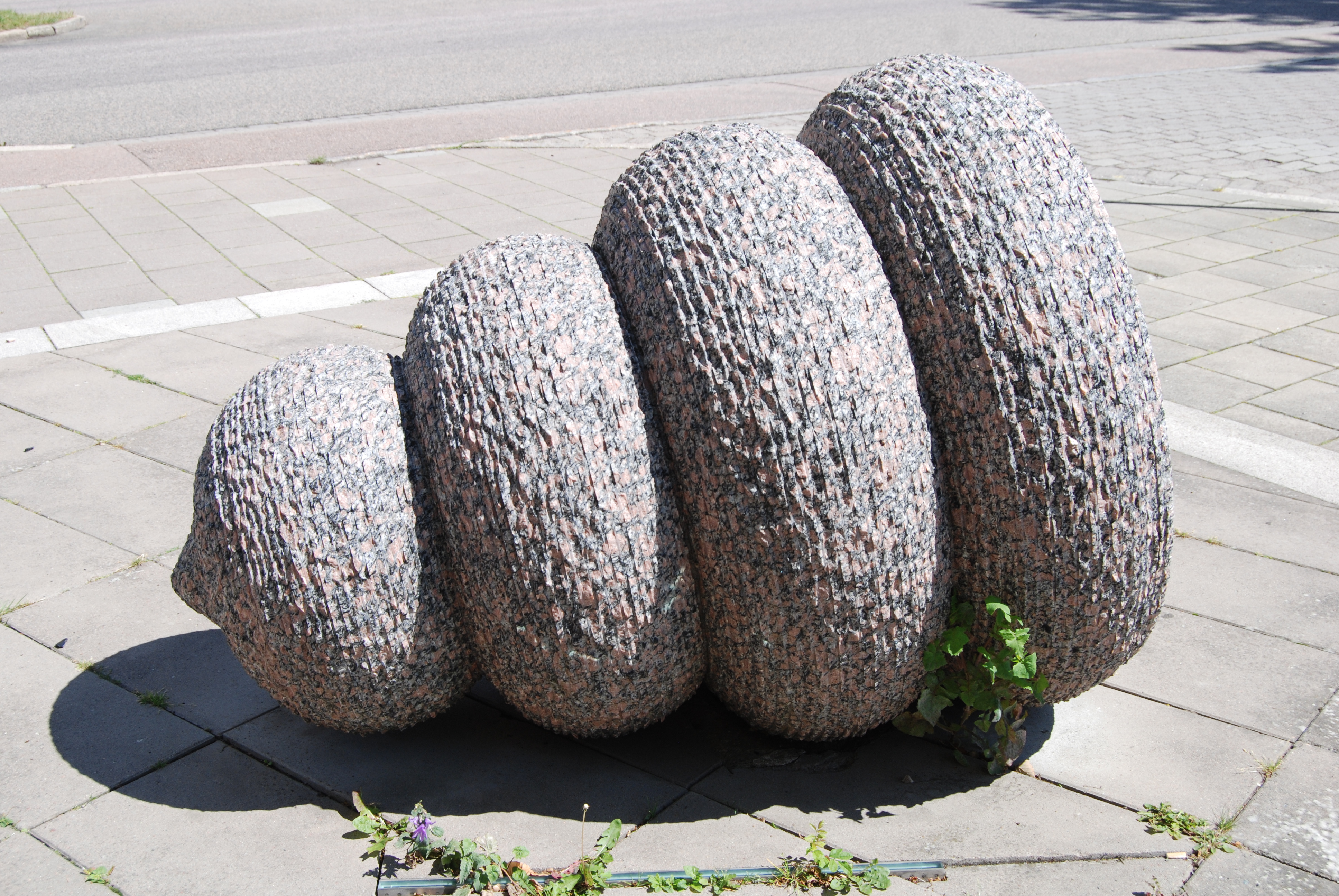 Skulptur i form av en stiliserad amfora. 