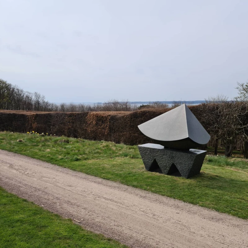 Skulptur i svart, delvis polerad sten. 