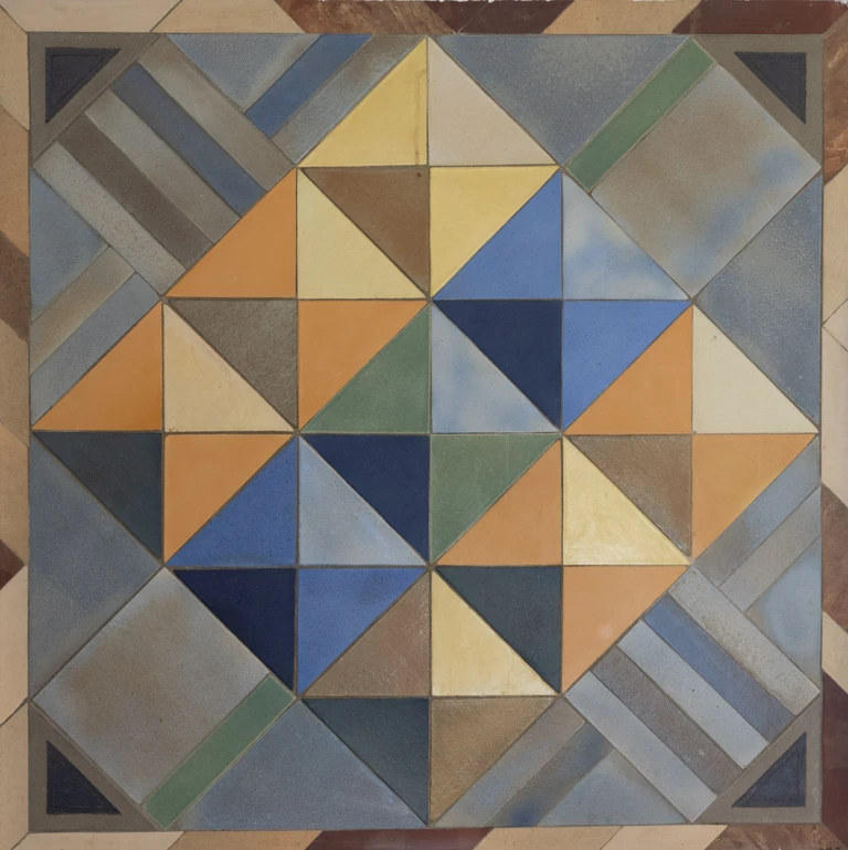 Konstverk av keramik med geometriska mönster.